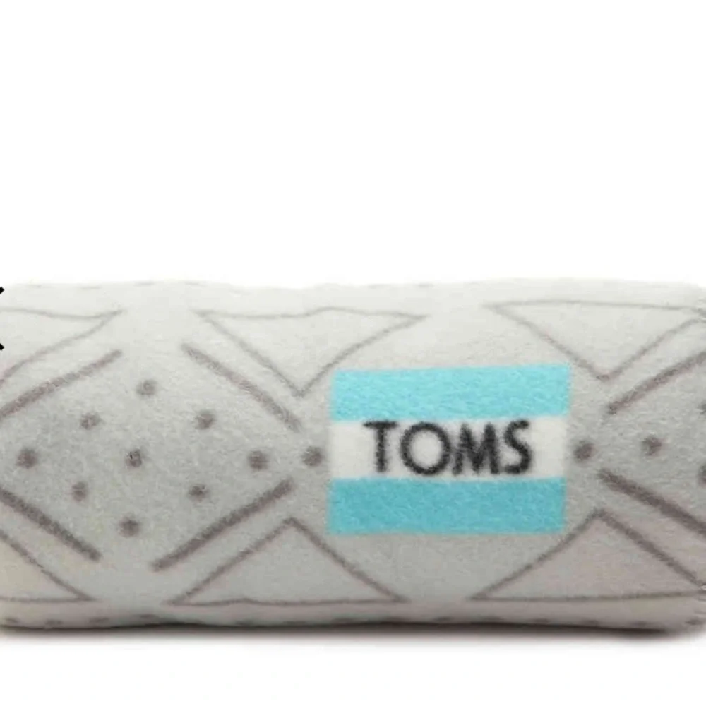TOMS POLAR FLEECE BLANKET NEW